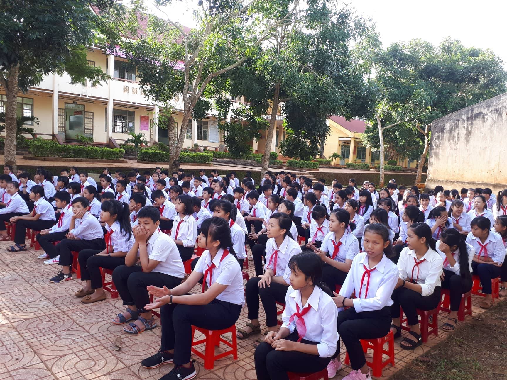 Hình ảnh trong Lễ khai giảng năm học mới 2018-2019 của trường THCS Trần Phú – Thị xã Buôn Hồ